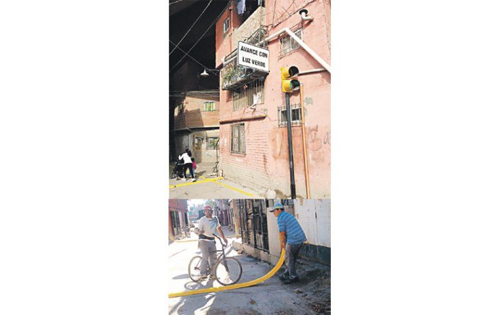 ámbito.com | Reductores de velocidad y semáforos con dos luces regulan hoy el  intenso tránsito en las calles de la Villa 31.