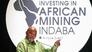 Gwede Mantashe, ministro de minería y petróleo de Sudáfrica, durante la apertura de la conferencia Investing in Africa Mining Indaba 2026. Gwede Mantashe, ministro de minería y petróleo de Sudáfrica, durante la apertura de la conferencia Investing in Africa Mining Indaba 2026.