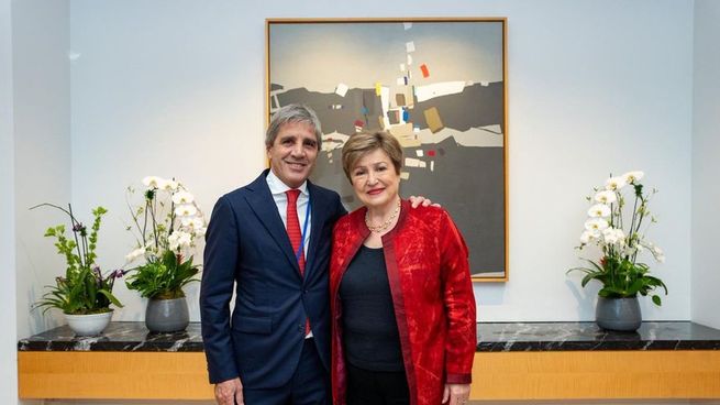 El ministro Luis Caputo y la titular del FMI, Kristalina Georgieva, finalizaron la segunda revisión del programa.