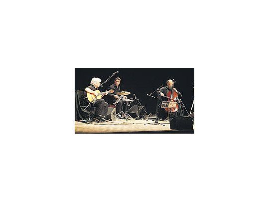 Lula Galvao, Rafael Barata y Jacques Morelenbaum en su sesión derecorrida por la música de Brasil.