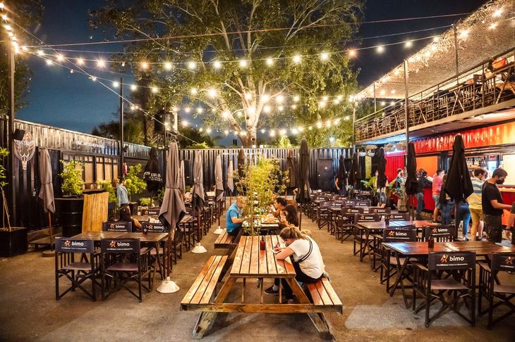 Con vista al río y fuegos siempre encendidos, la sede fundacional ofrece ribs, buckets de cerveza y una ambientación relajada ideal para grupos.