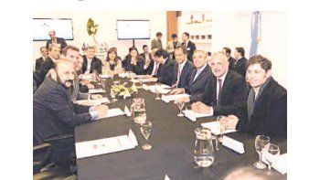 ámbito.com | El candidato a presidente encabezó ayer en Neuquén una reunión de la OFEPHI, la agrupación de provincias productoras de hidrocarburos. Allí firmó un acuerdo de continuidad de actuales estímulos para el sector.