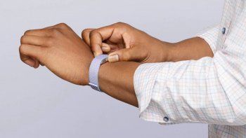 esta pulsera inteligente promete medir la felicidad: ¿como funciona?