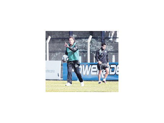 Miguel Ángel Russo optó por Lucas Aveldaño para reemplazar a Matías Cahais. Lo prefirió a Nicolás Sainz por su juego aéreo.