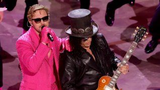 Ryan Gosling junto a Slash en el escenario de los Oscars.
