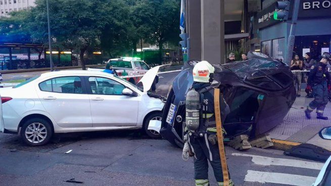 Un violento choque en el barrio de Puerto Madero dejó un auto dado vuelta por completo y otro con destrozos de gravedad.