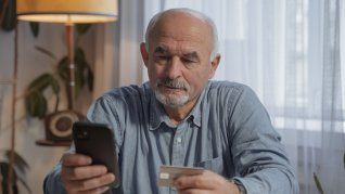 Cómo usar el reintegro para compras con tarjetas de débito para jubilados y pensionados.