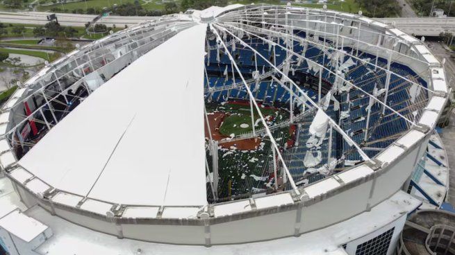 Así quedó el techo del estadio Tropicana Field tras el paso del huracán Milton