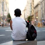 crisis entre los jovenes: mas de 4 millones viven en condiciones vulnerables, no llegan a fin de mes y sufren depresion