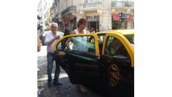 Pallarols abordó un taxi frente a su taller en San Telmo para entregar al gobierno entrante el bastón presidencial. Foto: Belén Papa Orfano.