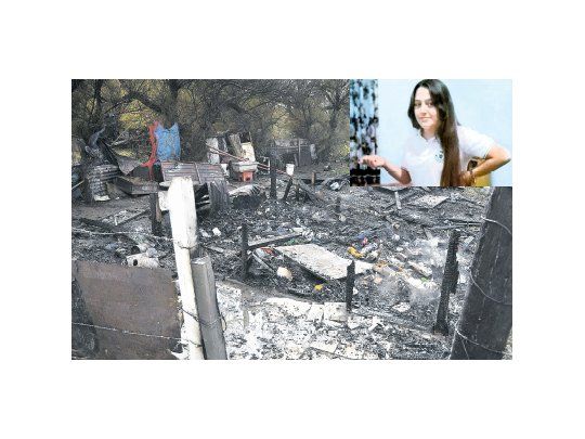 Un grupo de al menos 30 personas incendió la vivienda del joven detenido por el crimen de Micaela Ortega. Los incidentes ocurrieron poco antes del mediodía, en un precario inmueble de chapas ubicado en el barrio El Saladero de la localidad de Ingeniero White. En el lugar había un móvil policial patrullando, pero los efectivos no pudieron impedir los incidentes por la cantidad de manifestantes.
