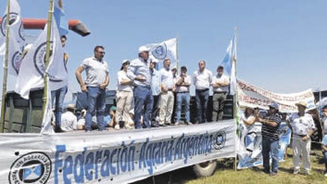 campaña. El operativo clamor esta en la calle en todas sus versiones. Carteles piden una o un presidente Kirchner. En la costa se repitieron los vuelos con anuncios sobre pretensiones de Juan Grabois mientras el campo protestó en asamblea de entidades en las rutas.