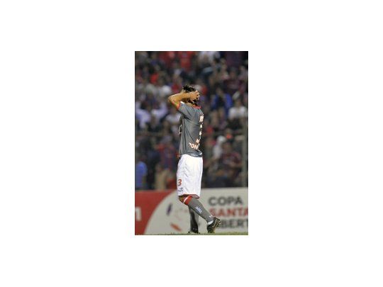 La desazón de Roncaglia luego de que le atajaran el penal.
