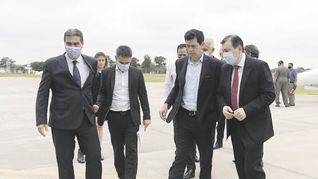 Comité. Jorge Capitanich y Wado de Pedro, entre otros, ayer al arribar a la provincia de Santiago del Estero