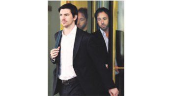 ámbito.com | El secretario legal y administrativo de Economía, Federico Thea, al salir ayer de las oficinas del mediador Pollack. Atrás, el secretario de Finanzas, Pablo López.