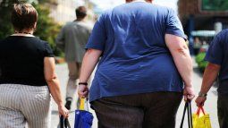 Un estudio advierte que sumar mediciones de cintura y grasa corporal al IMC duplicaría los diagnósticos de obesidad en EEUU.