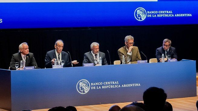 Un panel de economistas, en la primera jornada de la actividad organizada por el BCRA.