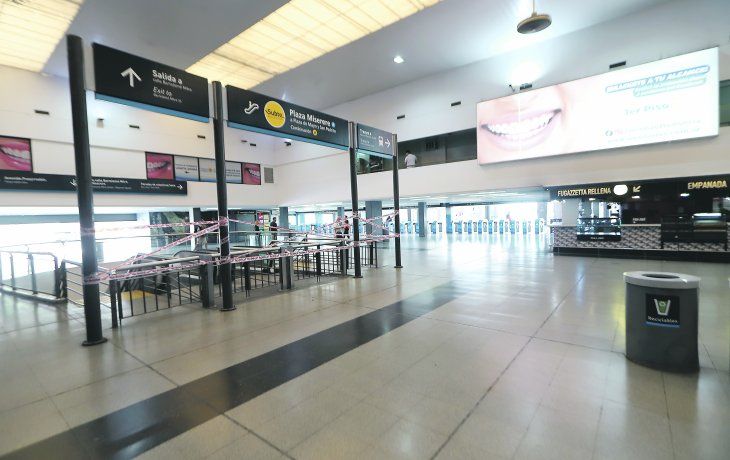 Sin gente. El transporte público está casi sin usuarios. Quienes deben salir a las calles y quienes deben quedarse en sus hogares pueden sufrir de crisis.