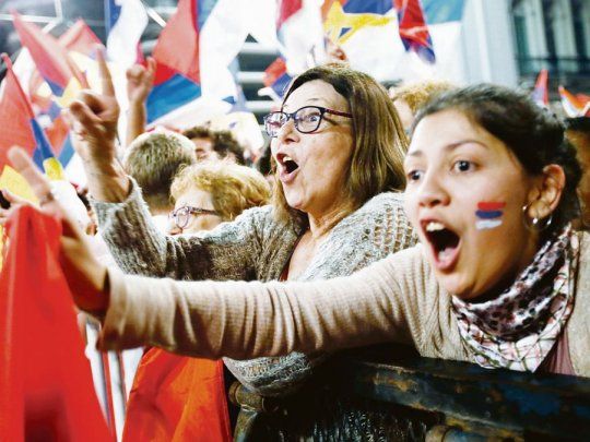 Convencidos. La militancia frenteamplista celebró el domingo a la noche otro triunfo de la izquierda uruguaya. Sin embargo, el alejamiento de otros hizo que el resultado fuera más magro y pusiera en riesgo el futuro.