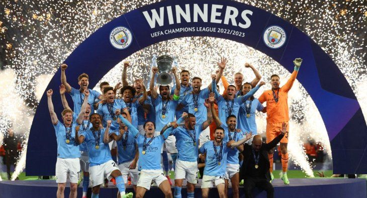 M;anchester City, campeón de la temporada pasada, levanta la 