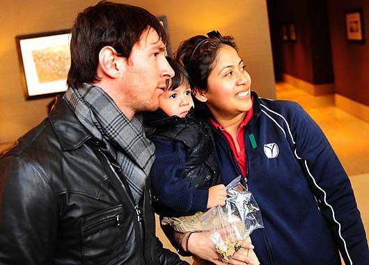 Ídolo. Lionel Messi posa para la foto con un fan.