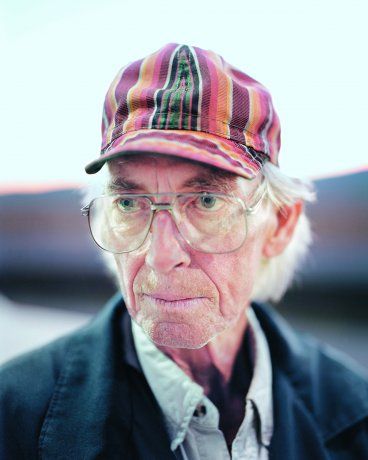 retratos. Rostros ajados de Joe y Chuck, con aire de cansancio, seres reprimidos, que han perdido toda esperanza. Otra de las series muestra viajeros a dedo y vagabundos que recorren las autopistas. 