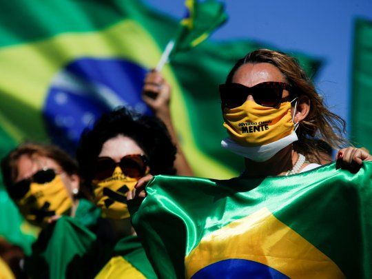 RESPALDO CALLEJERO. Pese a la pandemia y las órdenes de las autoridades locales de mantener el distanciamiento social, los incondicionales de Jair Bolsonaro salen cada semana a las calles de Brasilia. Reclaman la clausura del Congreso y el Supremo.