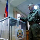 n los últimos meses, varios episodios de este tipo provocaron una fuerte conmoción en Rusia. Las denuncias apuntan a soldados que habrían sido engañados para contraer matrimonio antes de morir en el frente e, incluso, a ceremonias celebradas cuando los militares ya se encontraban agonizando.Uno de los casos que mayor repercusión tuvo involucró a una enfermera de un hospital militar, quien fue despedida luego de ser acusada de haberse casado con cinco soldados que permanecían internados bajo su cuidado y que fallecieron poco después como consecuencia de las heridas sufridas en combate.El Kremlin impulsó los matrimonios entre los nuevos reclutasDesde el inicio de la invasión a gran escala sobre Ucrania, en febrero de 2022, el Kremlin promovió activamente que los nuevos reclutas contrajeran matrimonio. Según distintos análisis, la iniciativa buscó fortalecer el respaldo familiar hacia los soldados y ofrecerles un incentivo adicional para combatir.La política también se enmarcó dentro de la campaña de valores tradicionales impulsada por el presidente Vladímir Putin, en un contexto de fuerte caída demográfica. Como parte de ese programa, el Gobierno facilitó los trámites para que los militares pudieran casarse de manera prácticamente inmediata antes de ser enviados al frente.La polémica escaló aún más el año pasado, cuando durante un videopódcast grabado en la ciudad siberiana de Tomsk, una agente inmobiliaria sugirió, entre risas, que la mejor forma de comprar una vivienda era casarse con un integrante de las Fuerzas Especiales y esperar a cobrar la indemnización estatal tras su muerte.Las declaraciones generaron una ola de repudios y terminaron en los tribunales. Tanto la agente inmobiliaria Marina Orlova como la conductora Daria Cherdántseva fueron condenadas a realizar trabajos comunitarios y obligadas a ofrecer disculpas públicas por sus dichos.