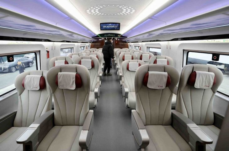 El tren incorpora sistemas avanzados de seguridad, monitoreo y reducción de ruido para mejorar la experiencia del pasajero. El tren incorpora sistemas avanzados de seguridad, monitoreo y reducción de ruido para mejorar la experiencia del pasajero. 