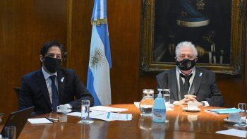Los ministros Nicol&aacute;s Trotta (Salud) y Gin&eacute;s Gonz&aacute;les Garc&iacute;a (Educaci&oacute;n), durante su encuentro virtual ayer con sus pares de las provincias.