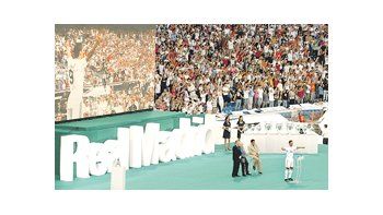 ámbito.com | Real Madrid presenta su plantel con el astro portugués Cristiano Ronaldo. El club madrileño no descuida ningún detalle con respecto a su marketing.