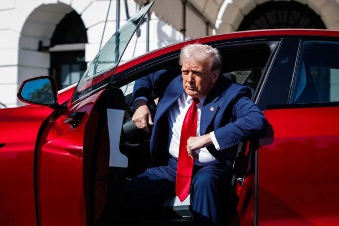 La compañía deberá encontrar una fórmula que combine fabricación, abastecimiento tecnológico y cumplimiento regulatorio, en un escenario condicionado por la política comercial del presidente Donald Trump. La compañía deberá encontrar una fórmula que combine fabricación, abastecimiento tecnológico y cumplimiento regulatorio, en un escenario condicionado por la política comercial del presidente Donald Trump.