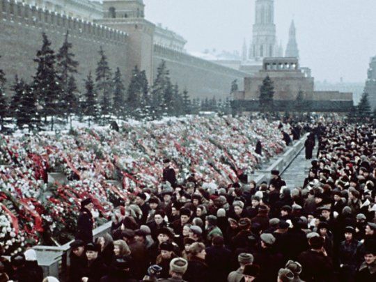 funeral de estado. La impresionante visión de la Plaza Roja durante las exequias del líder soviético en 1953. La mayoría de las imágenes del film son inéditas.