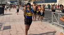 Un marroquí cruzó la frontera de Ceuta a España con la camiseta de Boca y su imagen explotó en redes