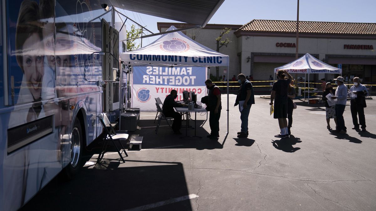 At the cry of murderers, a man attacked doctors in a vaccination center in the United States