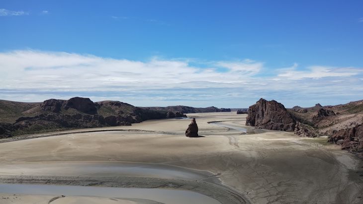 La piedra de Darwin se erige en medio de los cañadones de la ría Deseado. La piedra de Darwin se erige en medio de los cañadones de la ría Deseado.