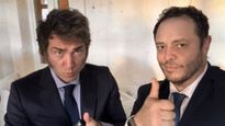 El presidente Milei junto al exfuncionario y colega, Demian Reidel.