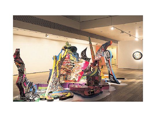 Provocan sorpresa las obras recientes de Noé, son pinturas-esculturas, como esta instalación tridimensional de un artista capaz de convocar formas y colores inesperados.