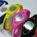 La publicidad sostenía que las pulseras usaban la energía del usuario para mejorar su rendimiento. La publicidad sostenía que las pulseras usaban la energía del usuario para mejorar su rendimiento.