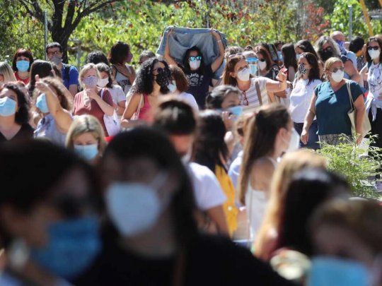 Largas filas de docentes, y sin distancia social, para realizarse los test serol&oacute;gicos en Madrid.