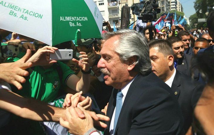 El presidente, Alberto Fernández a la salida de la Asamblea Legislativa.