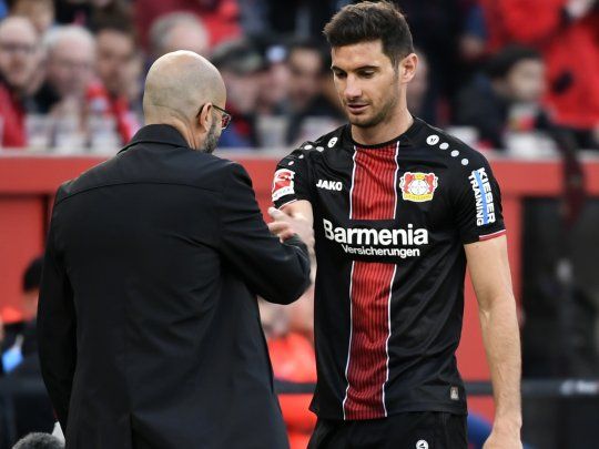 Lucas Alario es felicitado por el técnico&nbsp;Peter Bosz tras sus dos goles a Frankfurt en un partido clave por la clasificación a la próxima Champions League.
