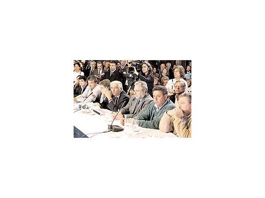 El campo en pleno se sentó en la mesa que la oposición armó ayer en el Congreso para protestar contra el gobierno: Alfredo de Angeli, de FAA de Entre Ríos; Mario Llambías, de CRA; Luciano Miguens, de la SRA (junto al moderador, el mendocino Luis Borsani), y Ulises Forte, también de FAA.