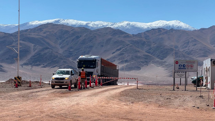 El proyecto está ubicado a una altitud de 3.900 metros en el área del Salar Centenario Ratones, que pertenece al departamento de Los Andes. Desde allí la empresa GVH transporta la carga al puerto de Rosario.