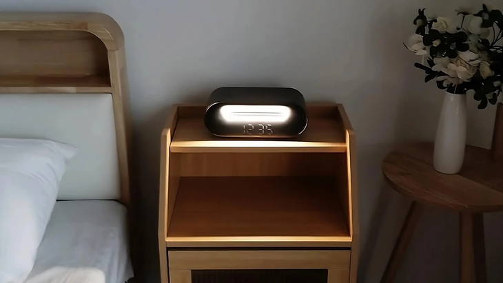 Este dispositivo conquistó a millones al unir en un solo objeto reloj, luz, calefacción y cargador, ideal para optimizar cualquier mesa de noche.  