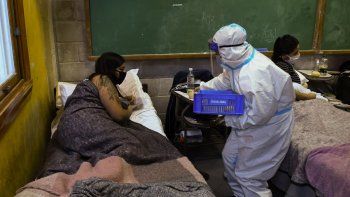 Una tarde de domingo en un centro de aislamiento para enfermos de coronavirus de Buenos Aires.