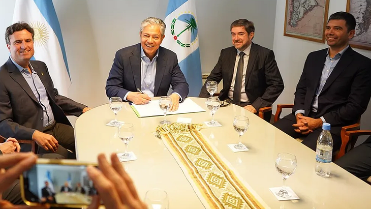 De izquierda a derecha: presidente de FLXS Argentina, Juan Randanne; gobernador de Neuquén, Rolando Figueroa, CEOde Fluxus, Ricardo Savini, y ministro de Energía y Recursos Naturales, Gustavo Medele. De izquierda a derecha: presidente de FLXS Argentina, Juan Randanne; gobernador de Neuquén, Rolando Figueroa, CEOde Fluxus, Ricardo Savini, y ministro de Energía y Recursos Naturales, Gustavo Medele.