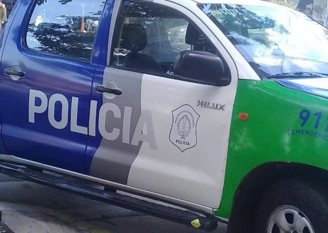 El sujeto fue apresado en el barrio La Cañada del partido bonaerense de Quilmes, donde se hallaba oculto en la casa de un familiar, cuando salía de esa vivienda e intentaba escapar tras la voz de alto que le dieron los uniformados.