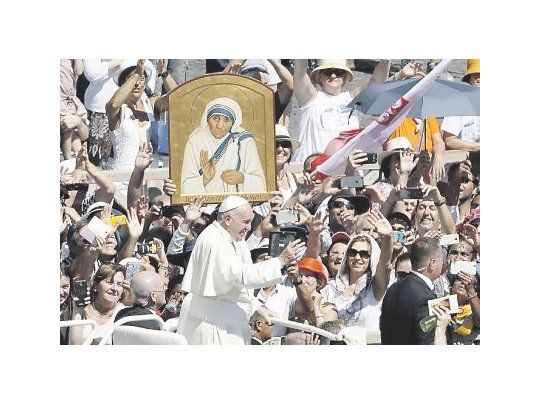 Ovación. Luego de la canonización, Francisco recorrió con el papamóvil a la multitud que celebró el ascenso de la Madre Teresa de Calcuta al rango de santa.