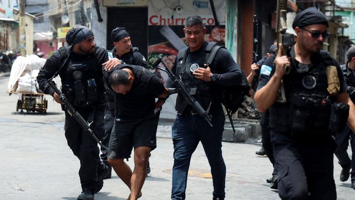 Funcionarios del gobierno señalaron que Lula "no comprendió la magnitud de la crisis" de regreso de Asia debido a faltas de comunicación. Funcionarios del gobierno señalaron que Lula "no comprendió la magnitud de la crisis" de regreso de Asia debido a faltas de comunicación.